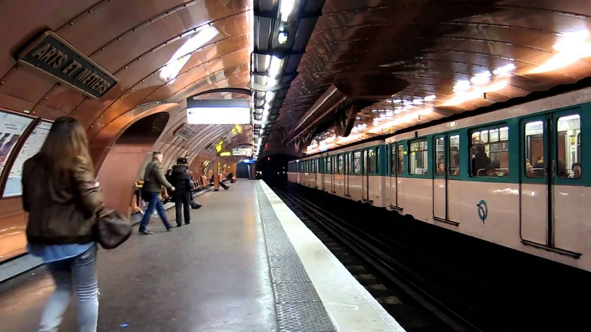 Paris metrosunda bir nəfərin üstünə turşu atılıb