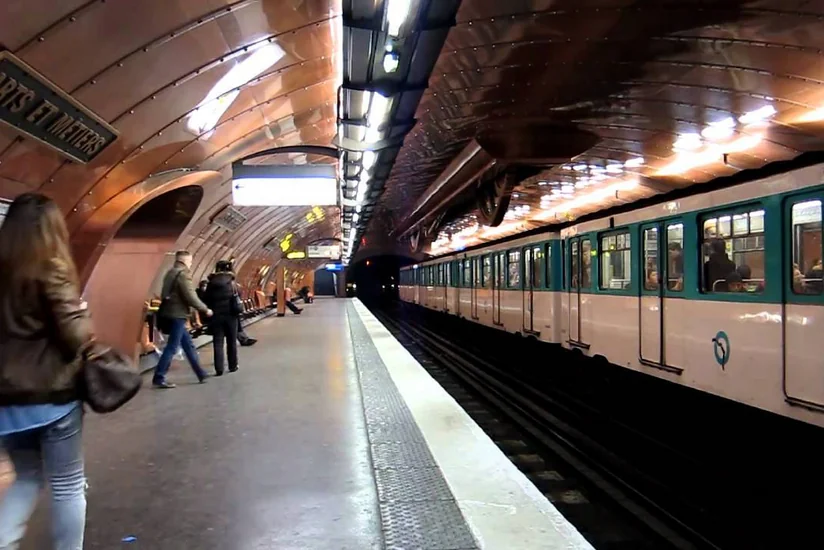 Paris metrosunda bir nəfərin üstünə turşu atılıb