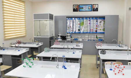 Prezident Bakıda yeni tikilən iki məktəbdə yaradılan şəraitlə tanış olub