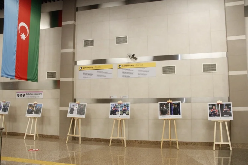 Bakı metrosunda Sizinlə qürür duyuruq layihəsi davam edir
