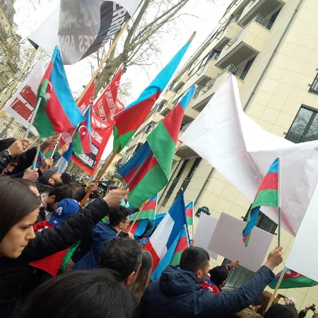 Parisdə ermənilər azərbaycanlılara hücum edib, yaralananlar var