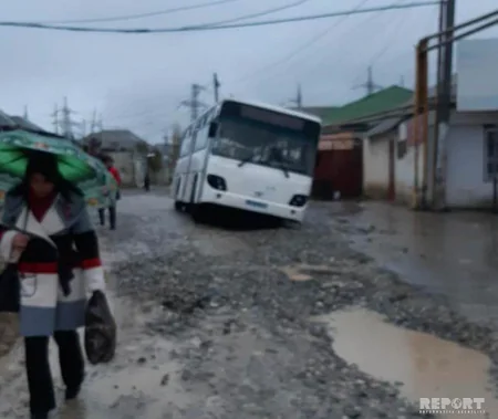 Xırdalanda sərnişin avtobusu yeni qazılmış yolda batıb - FOTO