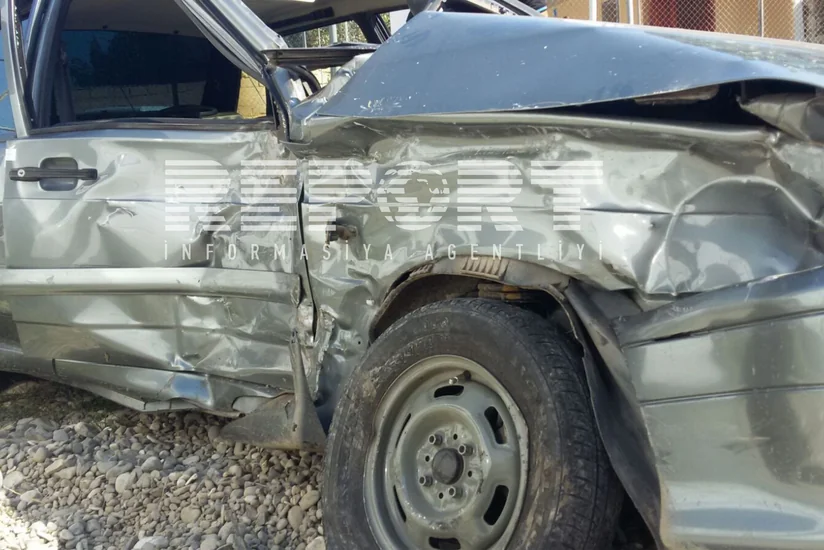 В Агдаме автомобиль врезался в электрический столб, в результате обесточено одно село