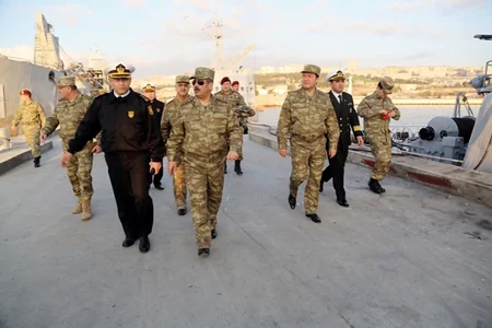 Müdafiə naziri Zakir Həsənov Xəzər dənizində keçirilən təlimləri izləyib