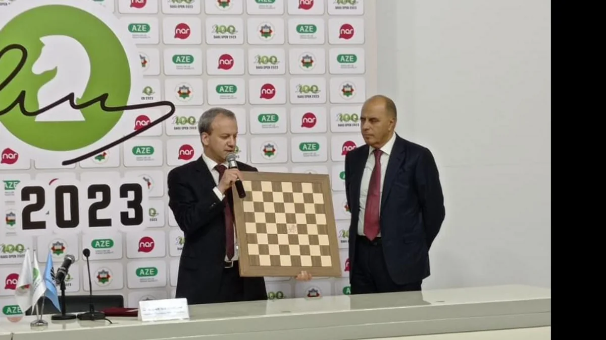 FIDE prezidenti şahmat tacı uğrunda görüşdə istifadə olunan lövhəni AŞF-yə hədiyyə edib