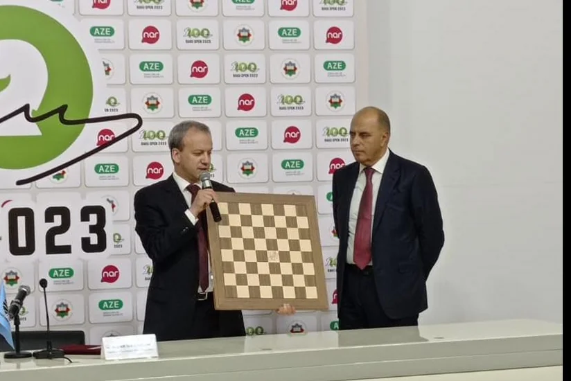 FIDE prezidenti şahmat tacı uğrunda görüşdə istifadə olunan lövhəni AŞF-yə hədiyyə edib