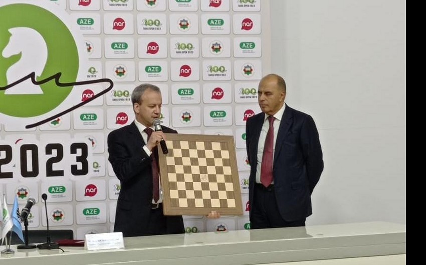 FIDE prezidenti şahmat tacı uğrunda görüşdə istifadə olunan lövhəni AŞF-yə hədiyyə edib