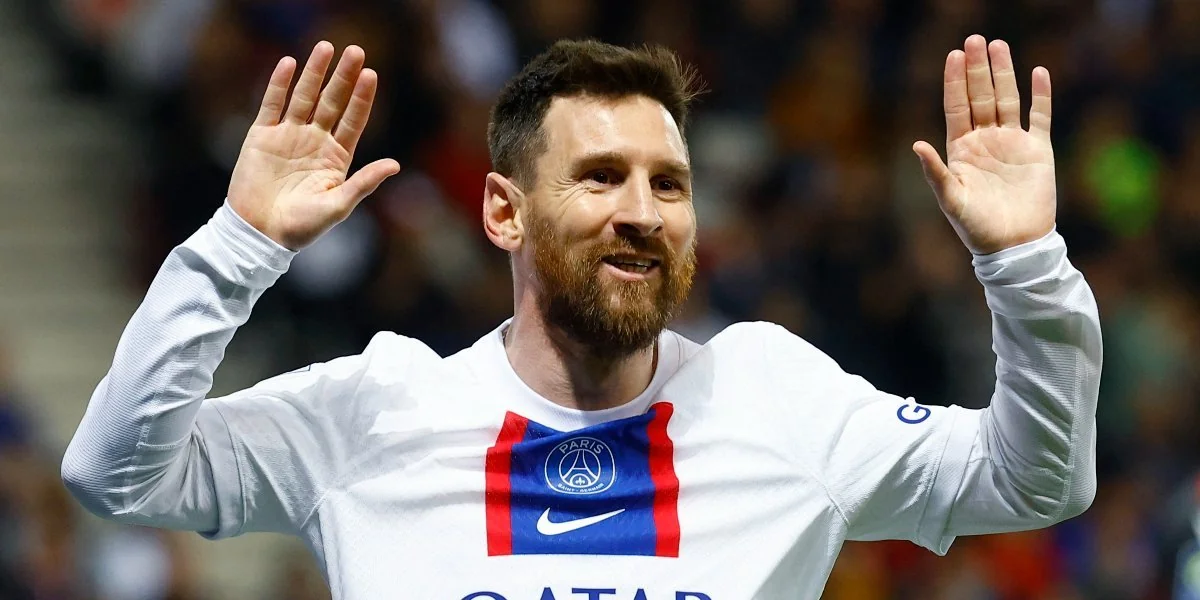 Lionel Messi onu 10 saat gözləyən azarkeşi evinə qonaq edib