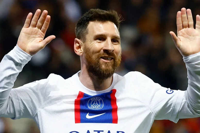Lionel Messi onu 10 saat gözləyən azarkeşi evinə qonaq edib