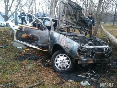 В Гахе автомобиль врезался в дерево и загорелся - ФОТО - ВИДЕО - ОБНОВЛЕНО