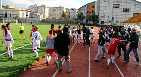 Türkiyədə qadın futbolçular arasında kütləvi dava düşüb - VİDEO