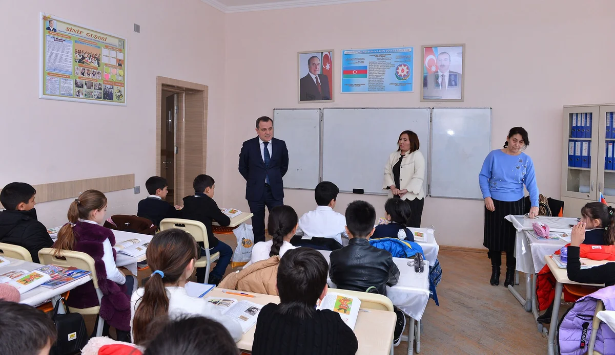 Ceyhun Bayramov məktəb direktoruna tapşırıq verdi