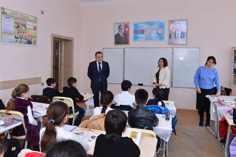 Ceyhun Bayramov məktəb direktoruna tapşırıq verdi