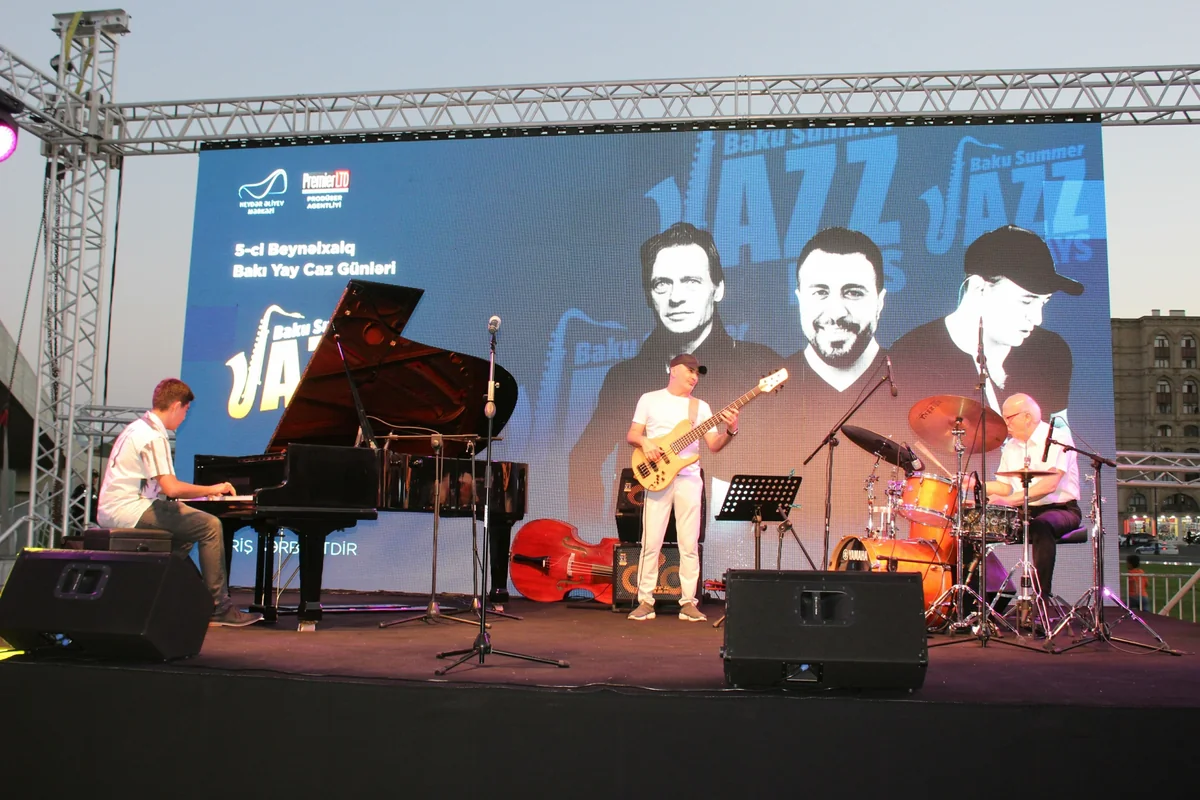 Heydər Əliyev Mərkəzinin parkında caz konserti təşkil olunub - VİDEO