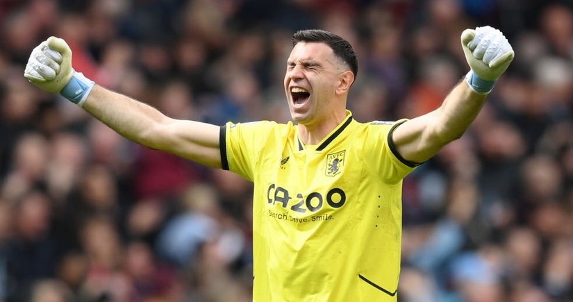 Man Utd in transfer contact with Emi Martinez