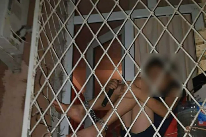 Övladını zəncirləyən valideynlə bağlı cinayət işi başlanıb - RƏSMİ