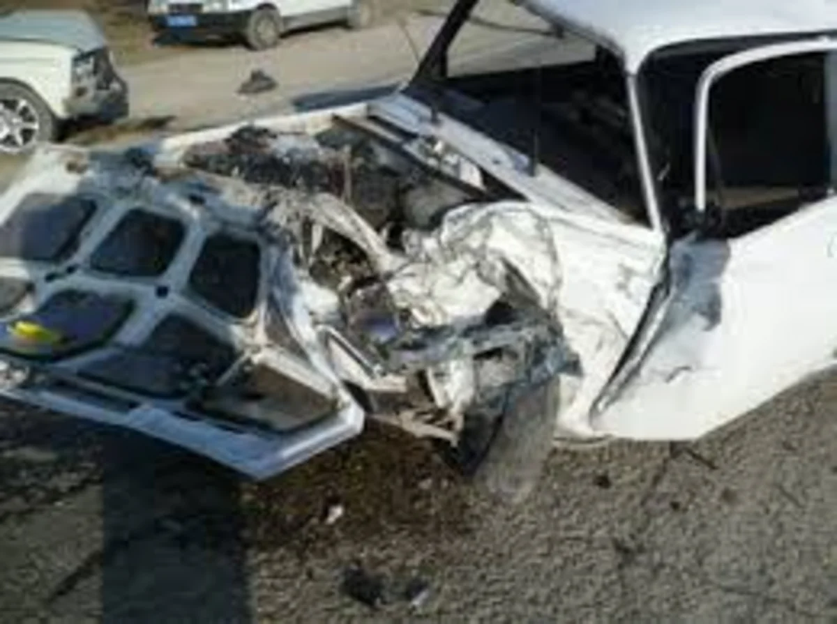 İmişlidə avtomobil elektrik dirəyinə çırpılıb, sürücü xəsarət alıb