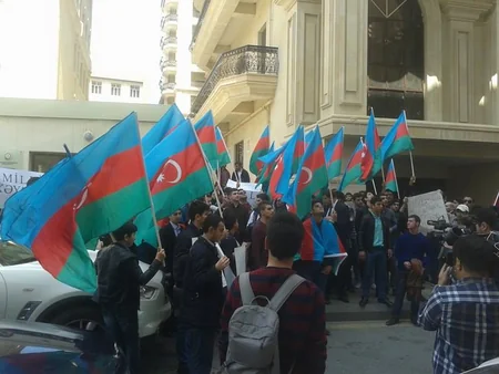 Bir qrup gənc Əli Kərimlinin yaşadığı binanın qarşısında aksiya keçirib