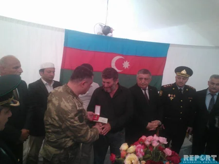 Aprel döyüşlərində şəhid olan hərbçinin medalı valideyninə təqdim olunub - FOTO