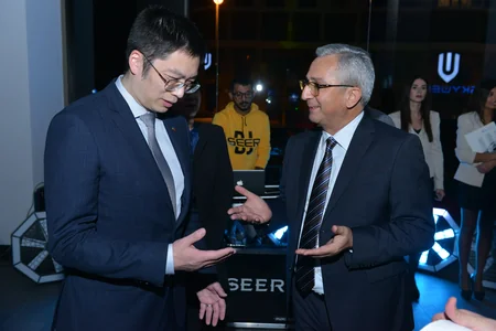 ONVOLT elektromobil satış-sərgi salonunu və SKYWELL ET5 modelini təqdim edib