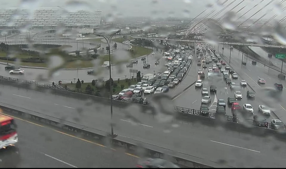 Bakının bəzi küçə və prospektlərində sıxlıq yaranıb