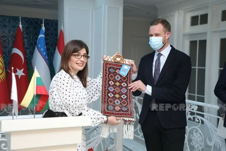 Глава МИД Литвы принял участие на открытии выставки в Баку