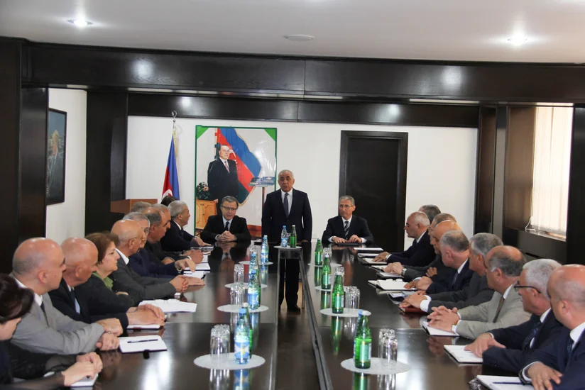 Prezidentin köməkçisi yeni ekologiya və təbii sərvətlər nazirini kollektivə təqdim edib