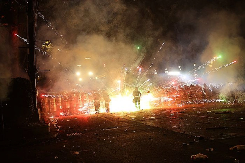 Tbilisidə etirazçılar polisə pirotexniki vasitələr və daş atıblar