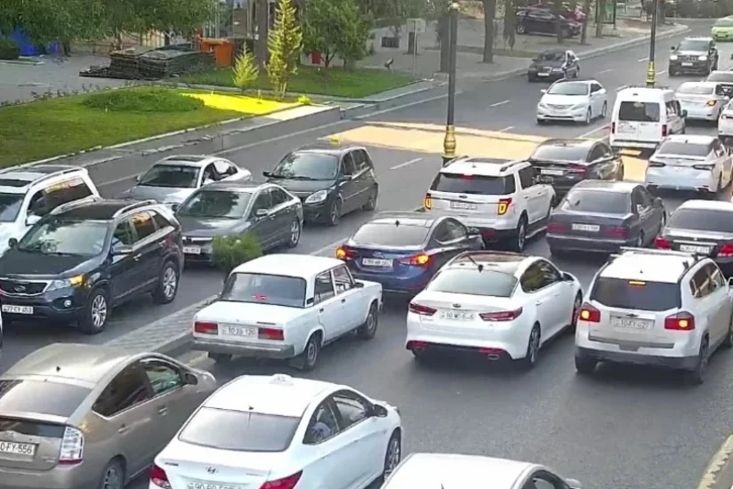 Bakının bir sıra yollarında tıxac yaranıb - SİYAHI