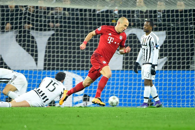 Məşhur futbolçu ikinci dəfə karyerasını bitirdi