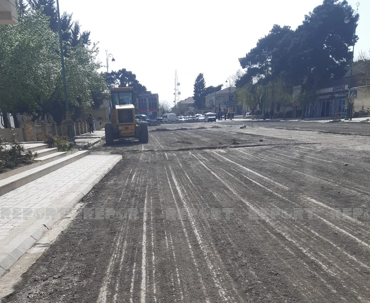 Biləsuvarda kanalizasiya üçün qazılaraq uzun müddət təmirsiz qalan yol bərpa edilir