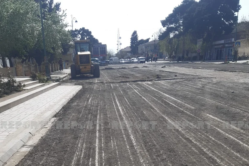 Biləsuvarda kanalizasiya üçün qazılaraq uzun müddət təmirsiz qalan yol bərpa edilir
