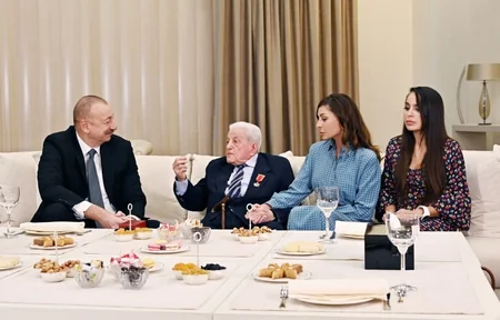 Prezident İlham Əliyev Xalq artisti Əlibaba Məmmədova “Şərəf” ordenini təqdim edib - YENİLƏNİB