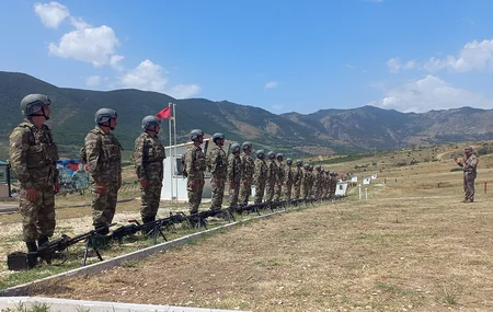 Hərbi vəzifəlilər təlimdə praktiki atış çalışmaları yerinə yetiriblər