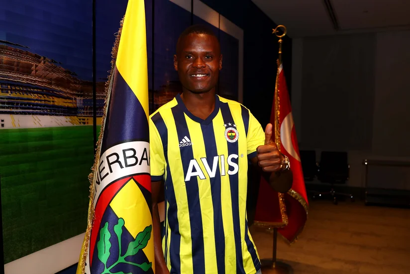 Fənərbağça yeni hücumçu ilə müqavilə imzaladı