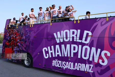 Azərbaycanın minifutbol millisinin dünya çempionu olması münasibətilə Bakıda şəhər turu keçirilir