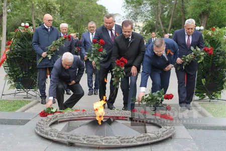 Azərbaycan nümayəndə heyəti Həştərxanda Heydər Əliyevin abidəsini ziyarət edib