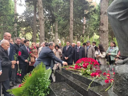 Milli Musiqi Günü münasibətilə Üzeyir Hacıbəylinin məzarı ziyarət olunub