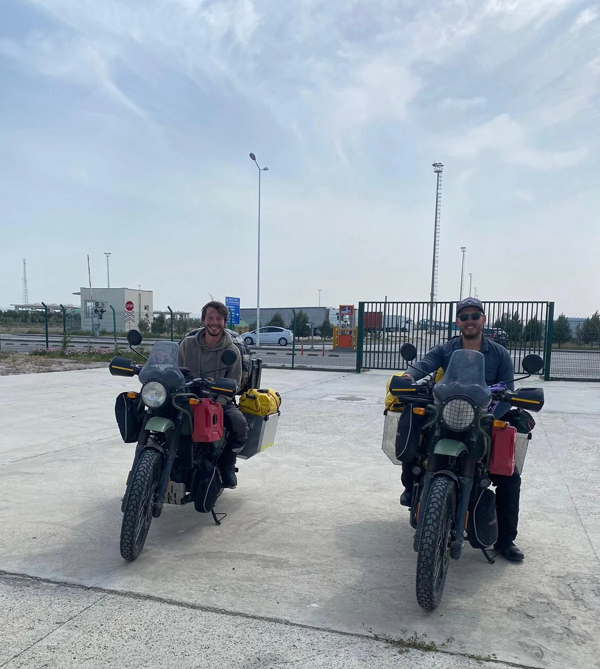 Motosikletlə dünya səyahətinə çıxan baykerlər Bakı Limanına çatıb