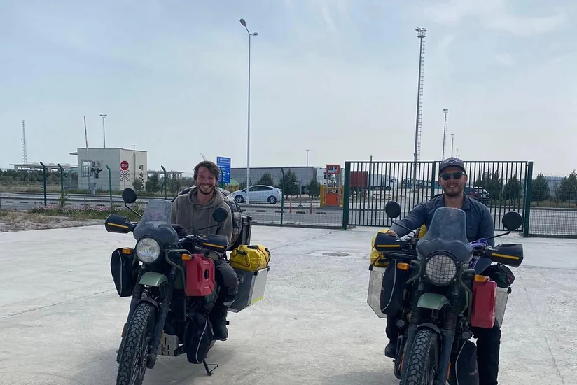 Motosikletlə dünya səyahətinə çıxan baykerlər Bakı Limanına çatıb