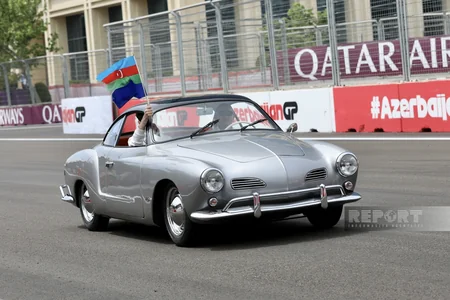 “Formula 1”: Azərbaycan Qran-prisi ərəfəsində klassik avtomobillərin paradı olub - FOTOREPORTAJ