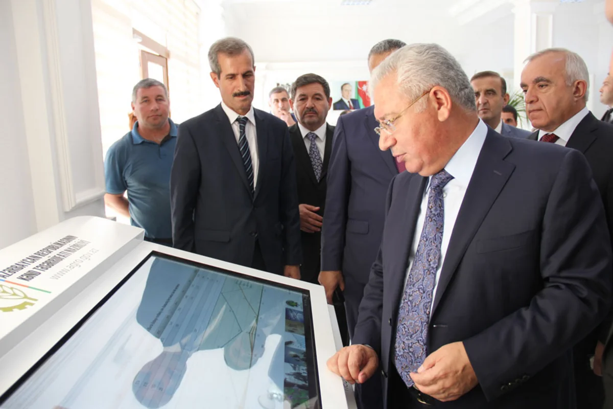 Kənd təsərrüfatı naziri Salyanda vətəndaşlarla görüşüb