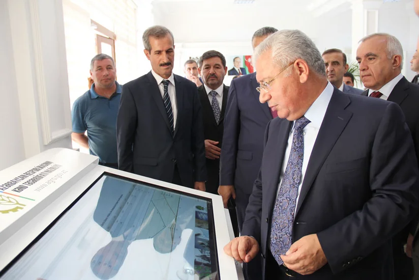 Kənd təsərrüfatı naziri Salyanda vətəndaşlarla görüşüb
