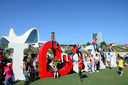 Heydər Əliyev Mərkəzinin parkında Uşaq festivalı keçirilib