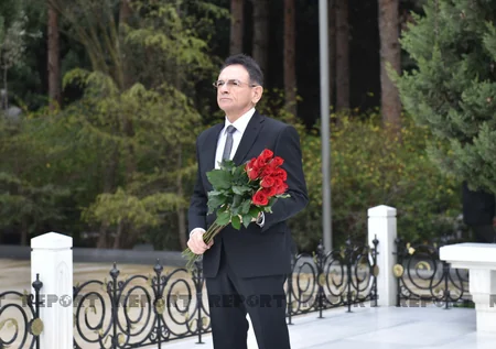 Müdafiə Sənayesi Nazirliyinin kollektivi ulu öndər Heydər Əliyevin məzarını ziyarət edib