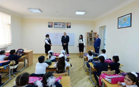 ​Prezident İlham Əliyev 148 nömrəli tam orta məktəbdə yenidənqurma işlərindən sonra yaradılan şəraitlə tanış olub