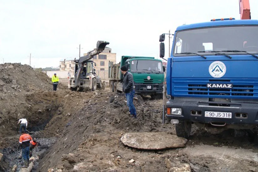 “Böyük Şor” yol qovşağının yaxınlığında yeni yağış-kanalizasiya xətti çəkilir - VİDEO