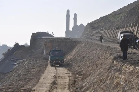 Baş Nazir və digər rəhbər şəxslər “Bibiheybət”də torpaq sürüşməsi olan əraziyə baxış keçiriblər
