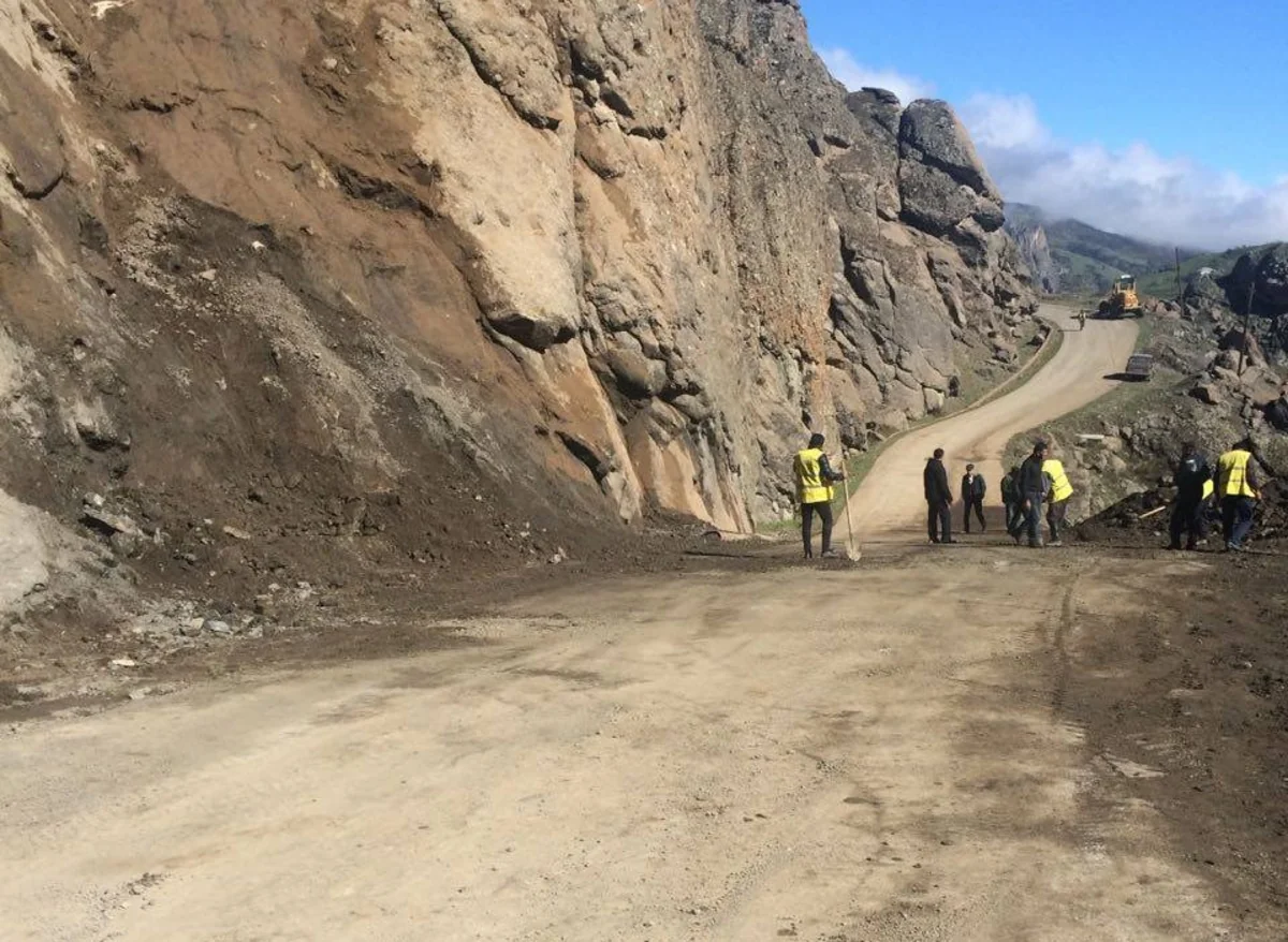 Xüsusi Təyinatlı İdarə Lerikdə qaya parçasını partladıb