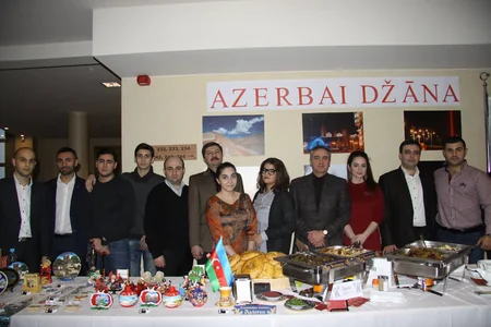 Azərbaycanlı diplomatlar Riqada keçirilən Milad xeyriyyə yarmarkasında iştirak ediblər - FOTO